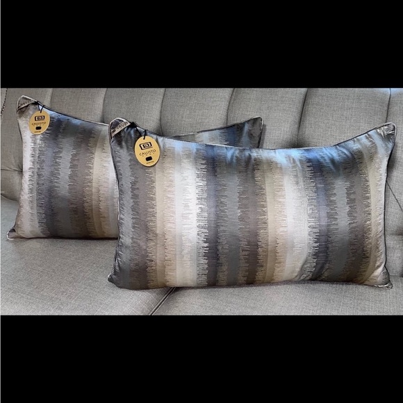 1-NWT CALLISTO HOME METALLIC ABSTRACT DESIGN LUMBAR 18"X30"
DECORATIVE PILLOW - Picture 4 of 9